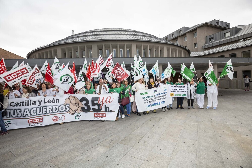 CSIF, UGT y CCOO han convocado huelga en la Sanidad regional los días 10 y 17 de mayo para reclamar a la Junta que negocie acuerdos para todas las categorías, en lugar de mejoras puntuales para algunas en concreto. En Segovia son unos 2.500 trabajado