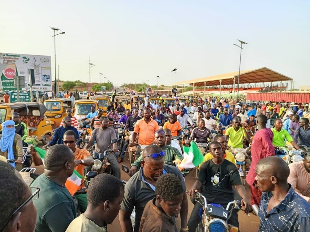 Militares de Níger anuncian la destitución del presidente y el cierre de las fronteras del país.
