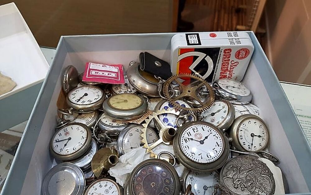 Relojes y mecanismos antiguos que conserva. 