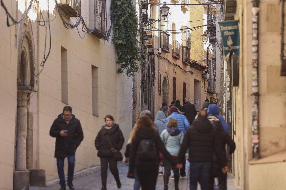 Trasiego de peatones segovianos y turistas por Daoiz, en una imagen tomada el pasado jueves.