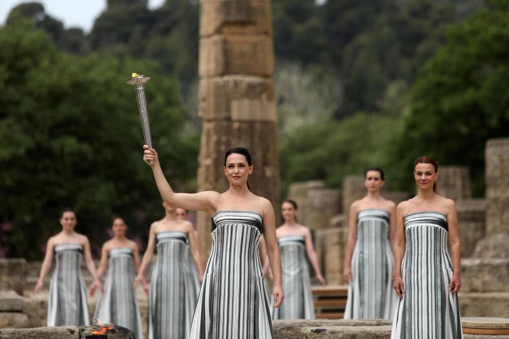 Encendido de la antorcha olímpica este lunes en las ruinas de la antigua Olimpia. 