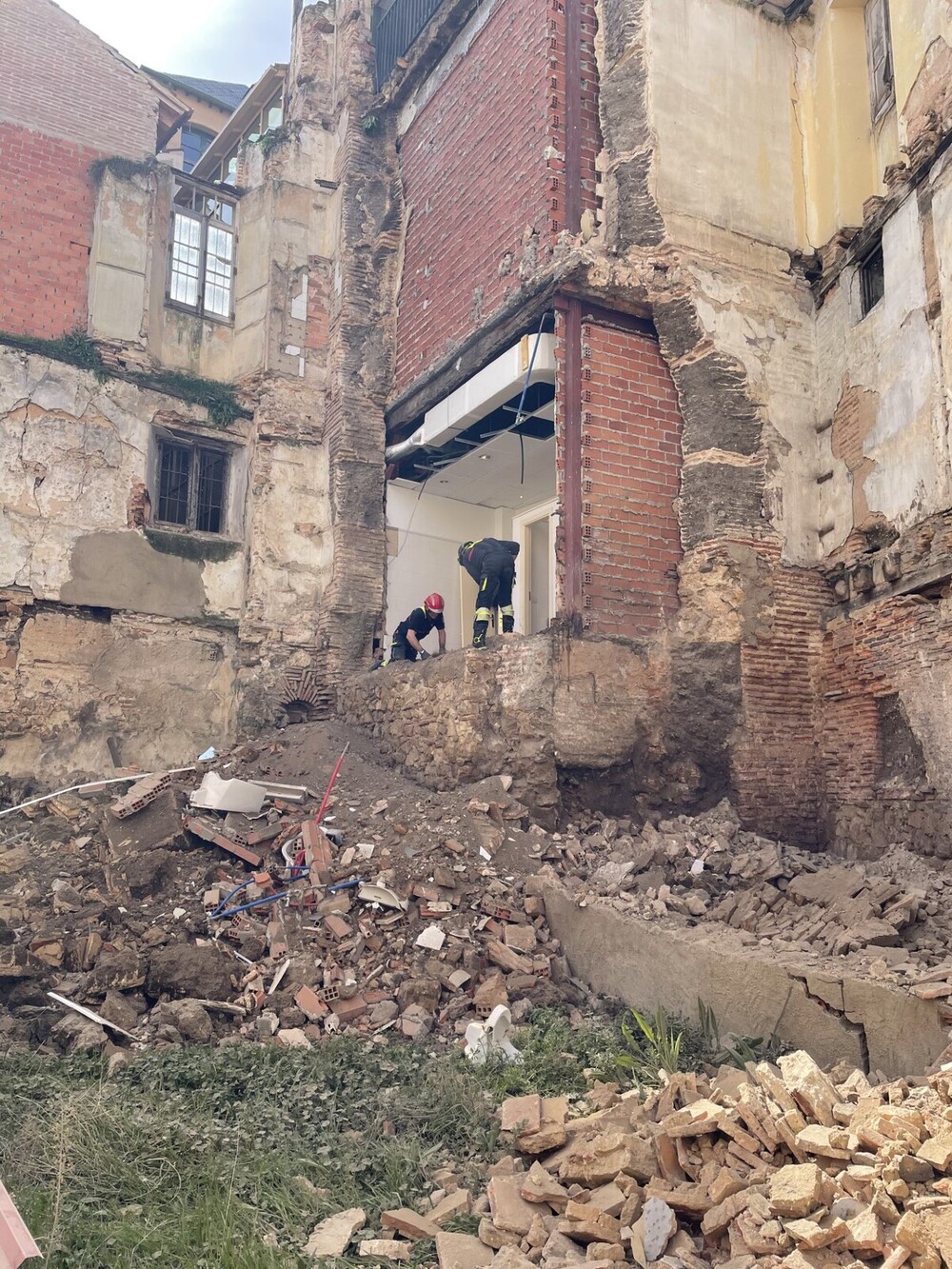 El derrumbe de un muro ha afectado a uno aseos del Ayuntamiento y a un edificio de viviendas.