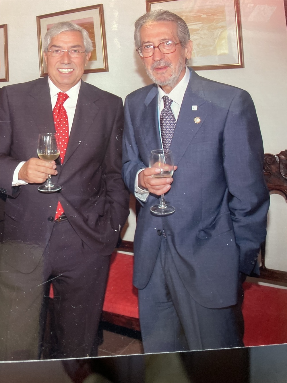 Javier Gómez Darmendrail (izqd.), junto al también diputado por Segovia, Juan Muñoz (PSOE), con quien mantuvo 