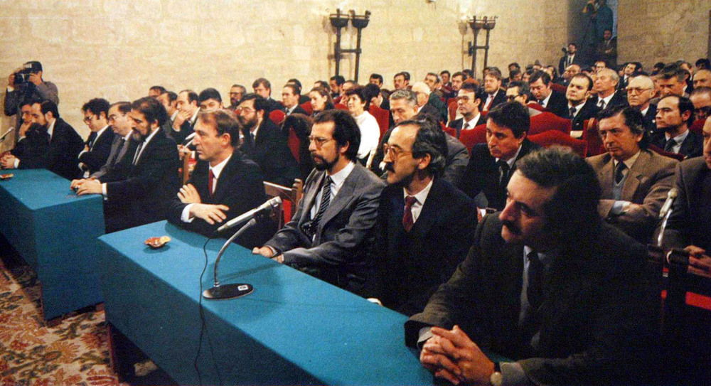  El presidente de la Junta entre 1983 y 1986, Demetrio Madrid (cuarto por la izquierda), junto a los consejeros de su equipo de Gobierno en una sesión plenaria en el conocido como salón Rojo, primer salón de Plenos del Castillo de Fuensaldaña.