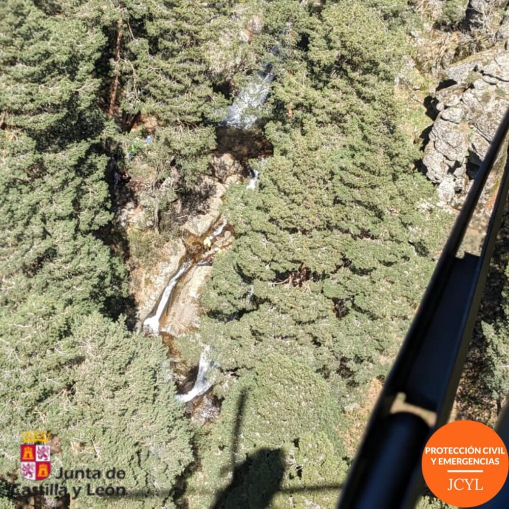 Rescatan en helicóptero a un montañero en la Chorranca
