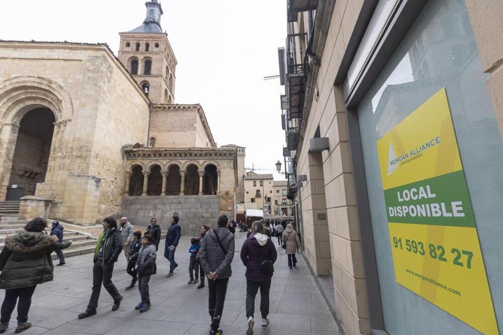 El local donde se ubicaba el Kiddy’s Class en la calle Real de Segovia muestra un cartel para interesados en su alquiler