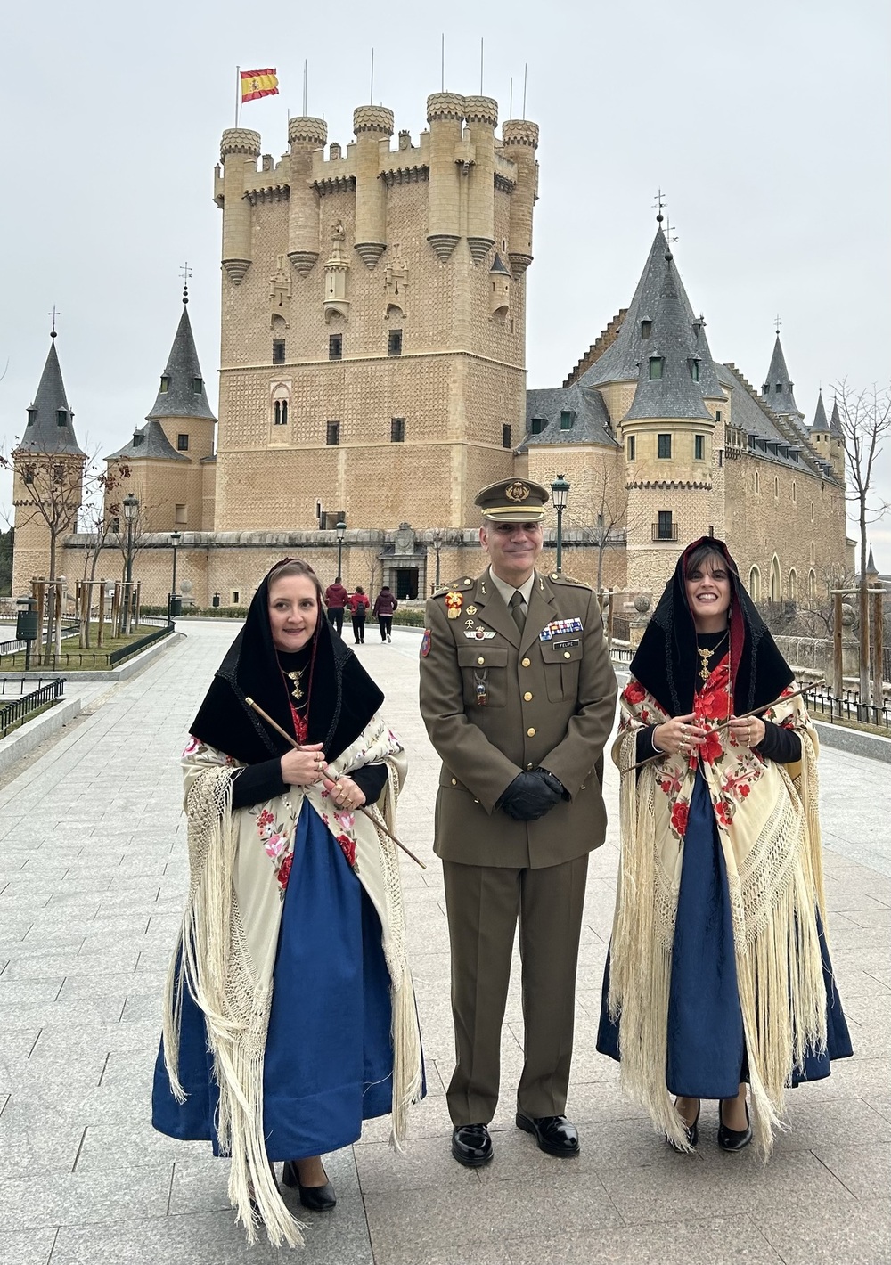 Patricia Merino y Laura Gil, con el coronel alcaide del Alcázar de Segovia.
