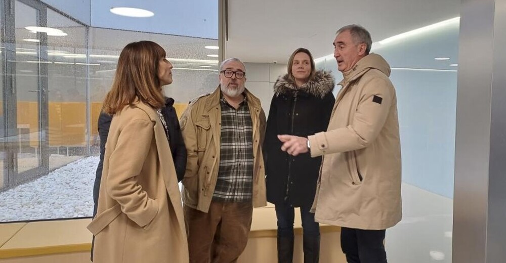 El alcalde conversa con la directora de ficción de Atresplayer, Montse García Álvarez y los productores Alex de la Iglesia y Carolina Bang.