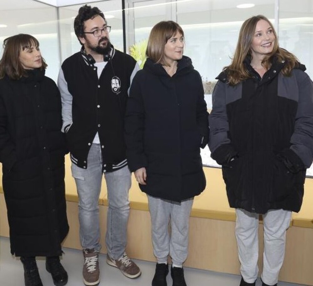 Tres de las actrices de la serie: Aura Garrido, Lucía Guerrero y Alba Ribas, con el director de la serie, Rodrigo Ruiz Gallardón.