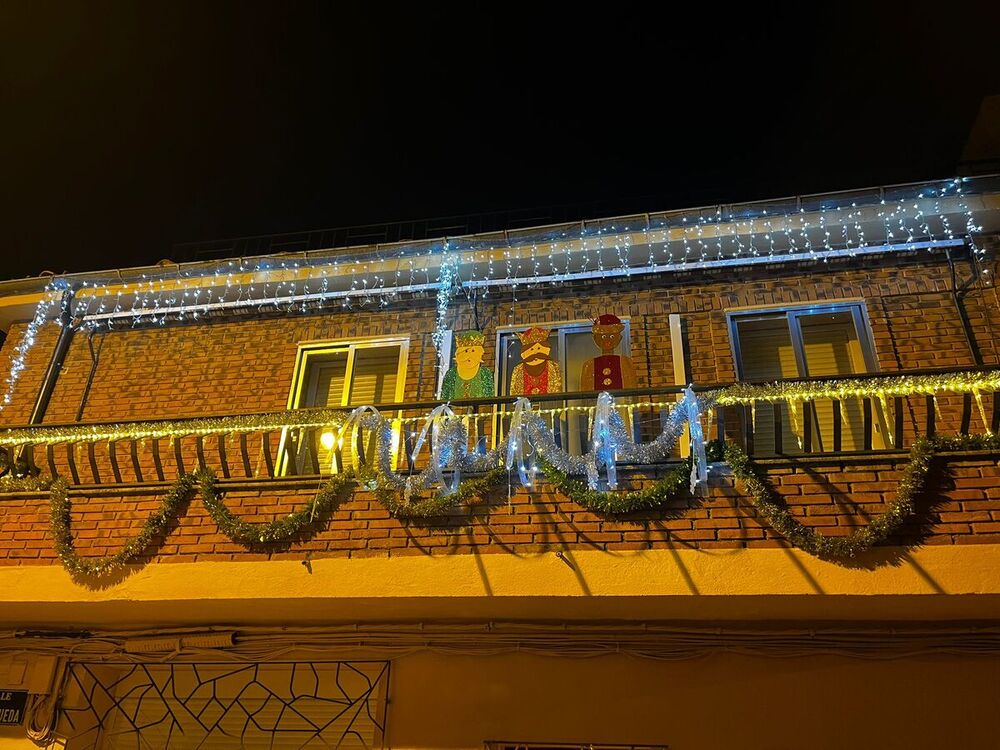 Decoración navideña en una vivienda de la calle de Santa Águeda del barrio de San Lorenzo, que ha ganado el segundo premio del concurso municipal.