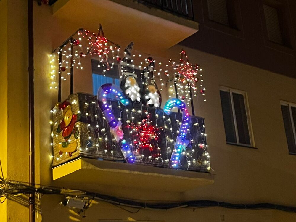 Ángela Huertas ha ganado el tercer premio del concurso de decoración navideña de balcones con esta propuesta en la calle de las Nieves.