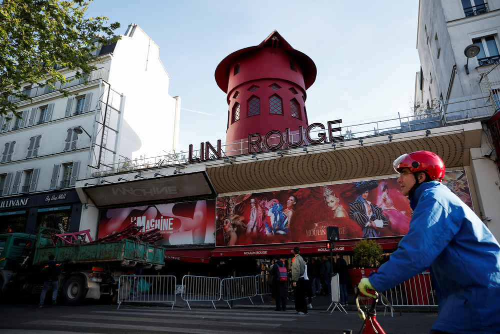 Les pales du Moulin Rouge à Paris s’effondrent à l’aube