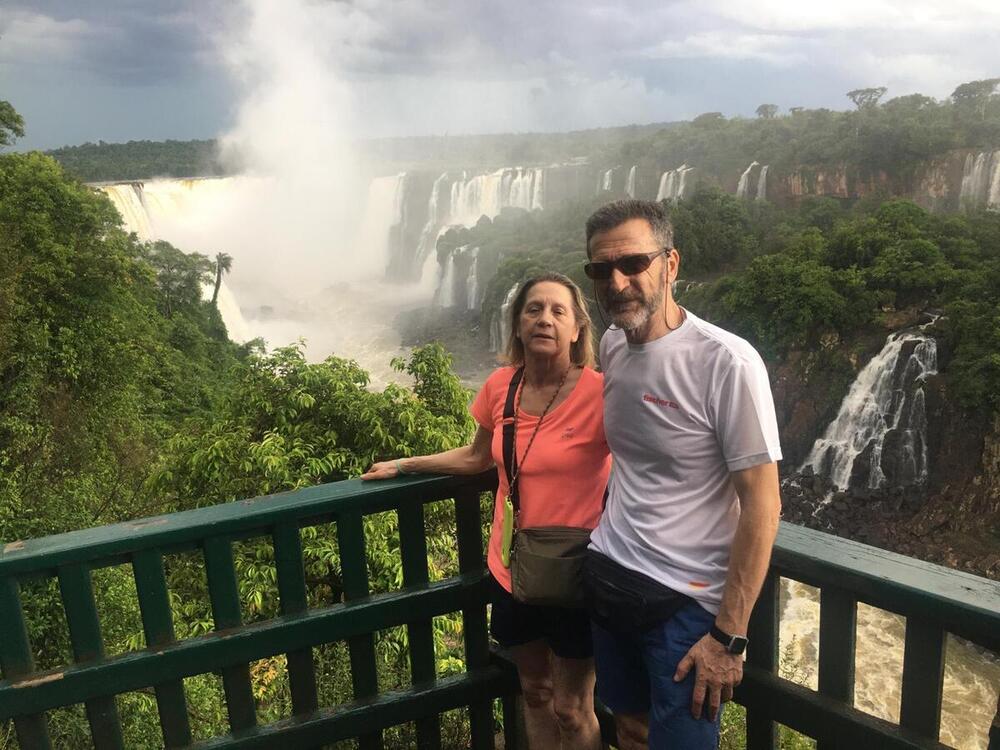 Juan Carlos y su mujer, Yolanda, en las Cataratas de Iguazú antes de sufrir el trombo.