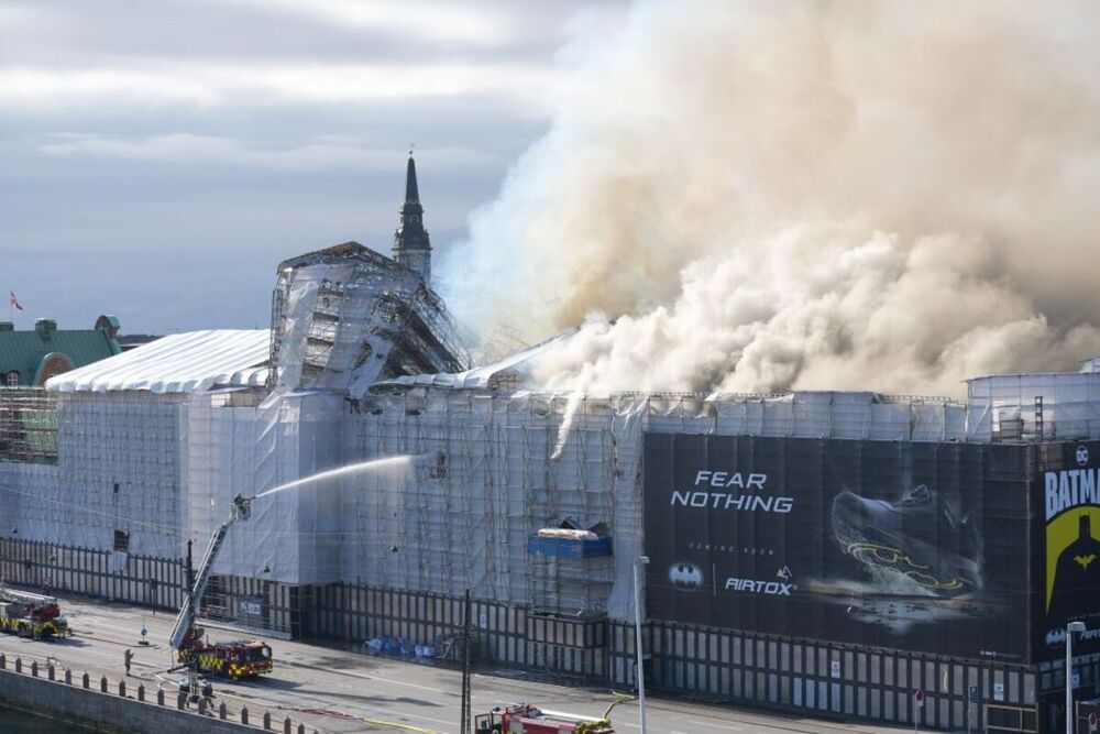 La Bourse historique de Copenhague brûle et son aiguille emblématique tombe