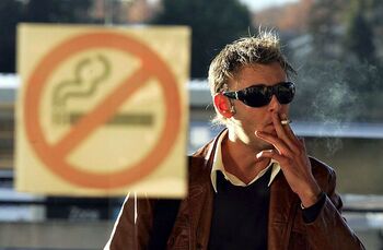Sanidad amenaza con prohibir fumar en vehículos y terrazas