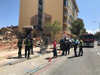 Una excavadora se empotra contra un edificio en Segovia