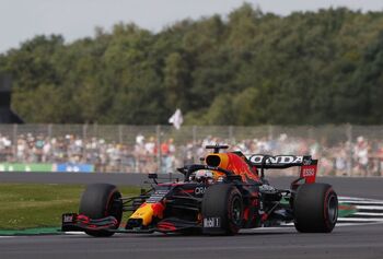 Verstappen domina el primer entrenamiento libre en Silverstone