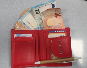 Un joven entrega a la Policía 14.000 € que halló en el suelo