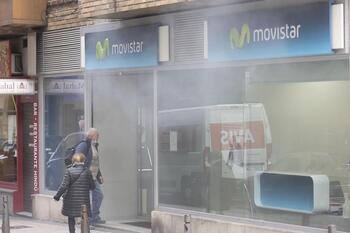 Desalojada una tienda de Movistar al saltar el humo antirrobo