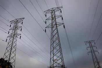 La CE ofrece limitar el precio del mercado mayorista eléctrico