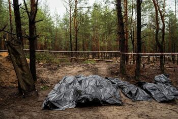Ucrania exhuma 447 cadáveres en Izium