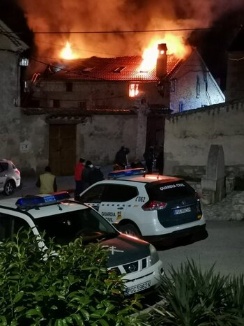 Los bomberos sofocan el incendio de una casa en Casla