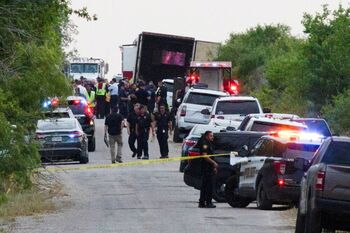 Hallan a 46 migrantes muertos en un camión en Texas