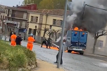 Un camión se incendia en pleno casco urbano de Turégano