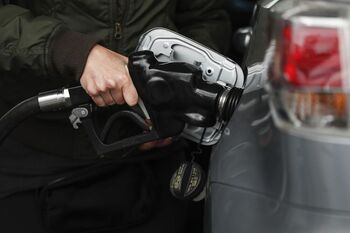 El precio de la gasolina y del gasóleo bate récords históricos