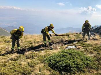 Baja el nivel de peligrosidad del incendio forestal del Teleno
