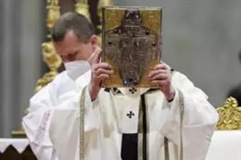 El Papa preside un Vía Crucis polémico