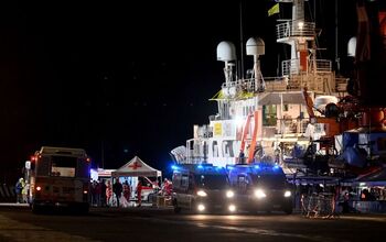 Italia hace un desembarco selectivo en un barco humanitario
