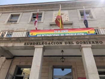 Vox pide la retirada de banderas LGTBI de edificios oficiales