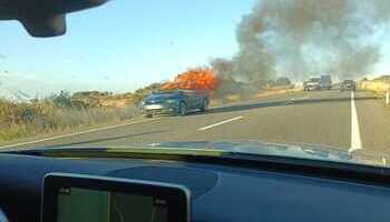 Un coche se incendia en la N-110