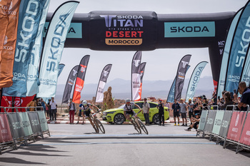 Francisco Herrero gana la primera etapa de la Titan Desert