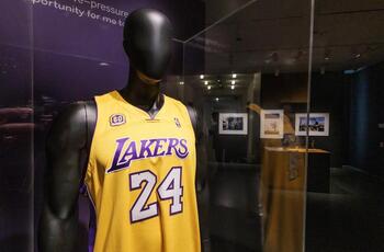 Venden por 5,8 millones de dólares una camiseta de Kobe Bryant