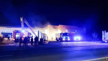 Un incendio en una nave quema decenas de coches en Segovia