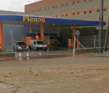 La lluvia inunda una zona del Polígono de El Cerro