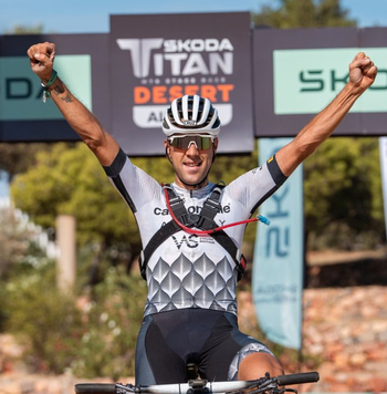Fran Herrero gana la primera etapa de la Titan Desert Almería