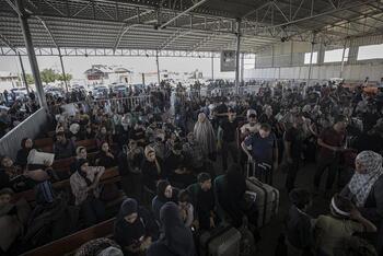 Salen de Gaza varios autobuses con extranjeros hacia Egipto