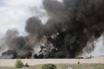 Un incendio calcina 400 coches en un desguace de Soria