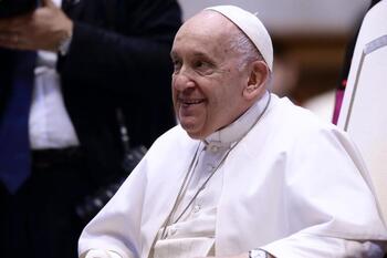 El Papa comienza con ejercicios de fisioterapia respiratoria