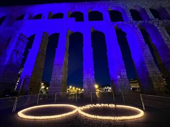 Autismo Segovia ilumina el Acueducto para sensibilizar