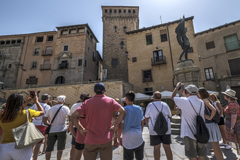 Segovia refuerza sus servicios turísticos para el puente