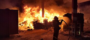 Arde una empresa de material reciclaje en La Cistérniga