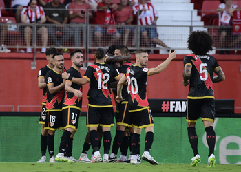 El Rayo supera de penalti a un Almería sin recursos