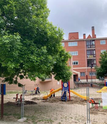 El Ayuntamiento renueva la zona infantil del Parque del Reloj