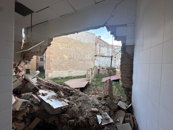 El derrumbe de un muro afecta al Ayuntamiento y a viviendas