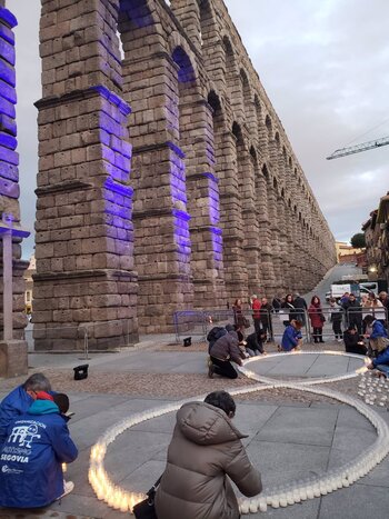 Un Acueducto azul y 600 velas por el Día Mundial del Autismo