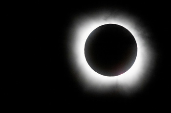 El eclipse solar cubre de oscuridad la frontera de EEUU y México